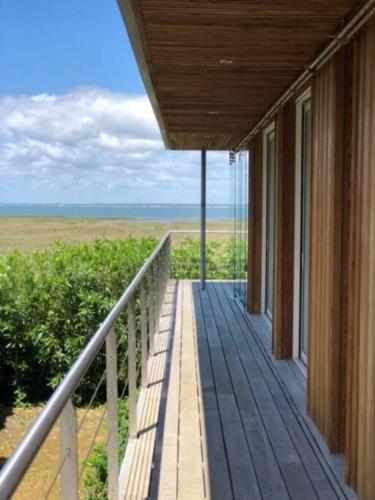 - une terrasse couverte offrant une vue sur l'océan dans l'établissement Madère - Villa, piscine privée, splendide vue Bassin d'Arcachon, à Gujan-Mestras