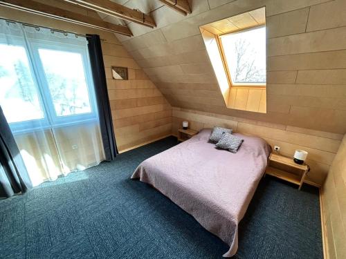 KazitiškisにあるBarn Guest Houseの窓付きの部屋にベッド付きのベッドルーム1室があります。