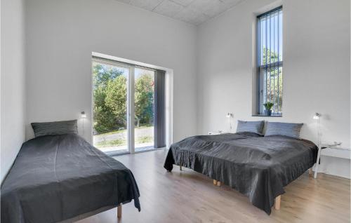 En eller flere senge i et værelse på 4 Bedroom Gorgeous Home In Knebel