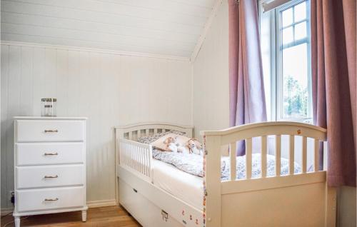 Ένα ή περισσότερα κρεβάτια σε δωμάτιο στο Stunning Home In Mosterhamn With Kitchen