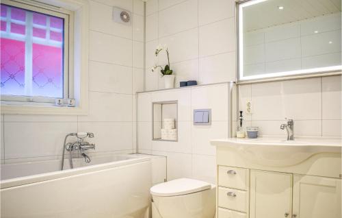 Ένα μπάνιο στο Stunning Home In Mosterhamn With Kitchen
