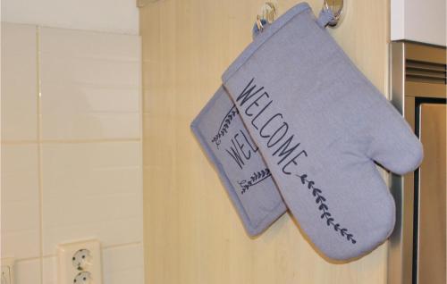 a towel hanging on the door of a bathroom at It Soal Waterpark-waterlelie in Workum