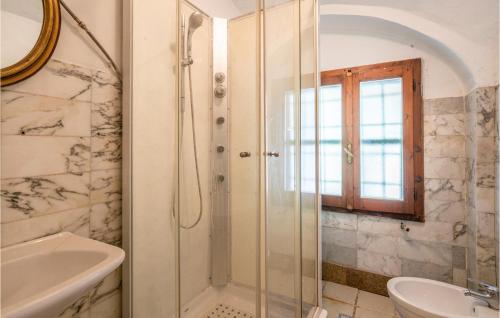 y baño con ducha y lavamanos. en Pet Friendly Apartment In Vignale Monferrato With Kitchen, en Vignale