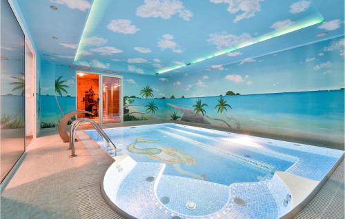 ein Badezimmer mit Whirlpool-Badewanne und Wandbild in der Unterkunft Amazing Home In Varazdinske Toplice With 5 Bedrooms, Wifi And Swimming Pool in Varaždinske Toplice