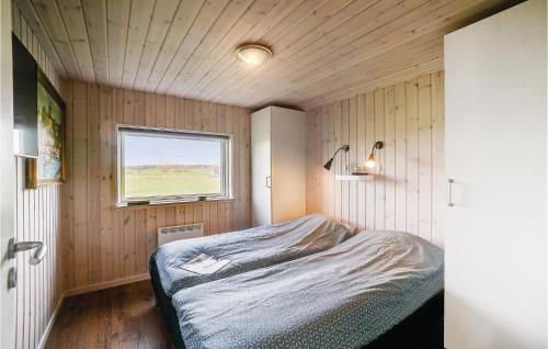 オルダーにある4 Bedroom Nice Home In Odderの窓付きの部屋にベッド付きのベッドルーム1室があります。