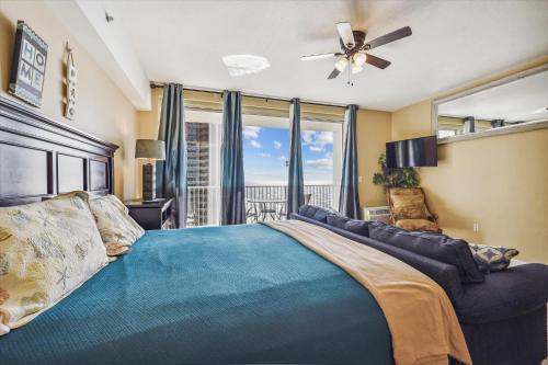 Schlafzimmer mit einem Bett und einem Fenster mit Aussicht in der Unterkunft Shores of Panama 1506, Perfect for a Great Couples Getaway! Free Fun! Reserved Parking condo in Panama City Beach
