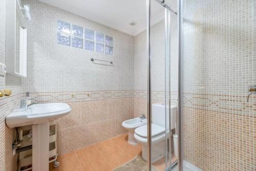 a bathroom with a toilet and a sink and a shower at 090 Apartamento Imperial in Torrevieja