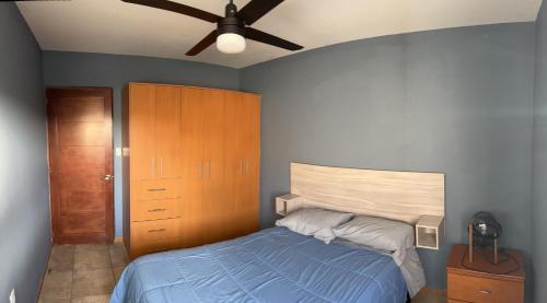 a bedroom with a bed and a ceiling fan at Azul, Juriquilla Santa FE in Jurica