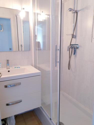 Photo de la galerie de l'établissement GRENADINES Joli appartement piscine proche Plage Richelieu Cap d'Agde, au Cap d'Agde