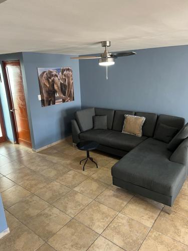 a living room with a couch and a table at Azul, Juriquilla Santa FE in Jurica