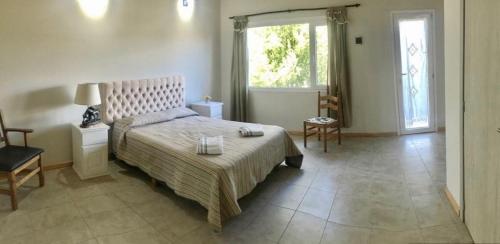 a bedroom with a large bed and a window at La Calala Aparts in Esquel