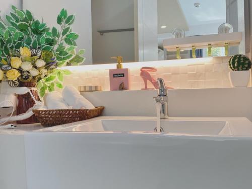 eine Küchentheke mit einem Waschbecken und einem Spiegel in der Unterkunft Seven Seas Condo Resort Jomtien Pattaya #Pool View #Near Beach in Jomtien Beach