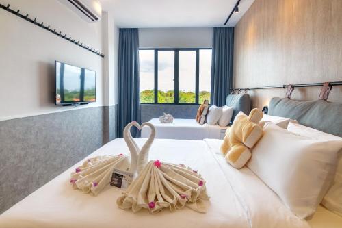 巴特沃思的住宿－Bagan Suite，两间天鹅在旅馆房间床上