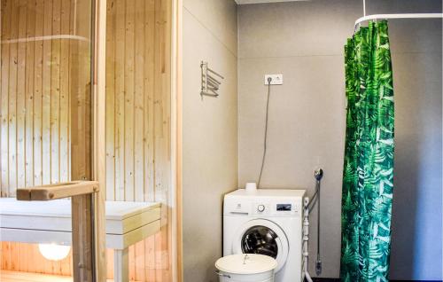 uma casa de banho com uma máquina de lavar roupa e uma máquina de lavar roupa. em Beautiful Home In Holmsj With Sauna em Holmsjö