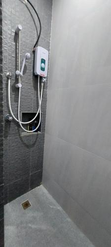 een douche in een badkamer met een douchekop bij Coron Vista Lodge in Coron