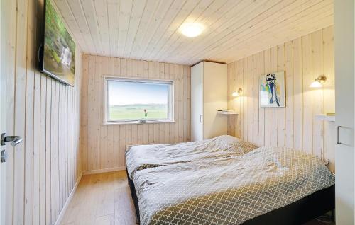 オルダーにあるNice Home In Odder With 4 Bedrooms, Sauna And Wifiの小さなベッドルーム(ベッド1台、窓付)
