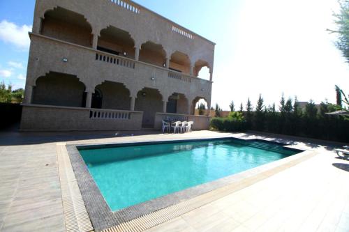 une piscine en face d'un bâtiment dans l'établissement Villa Nour Al-Khalil, à Essaouira