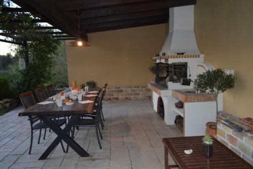 patio con tavolo e forno all'aperto di Heraklia's house a Perama