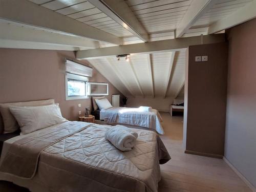 1 dormitorio con 2 camas en una habitación en Heraklia's house, en Perama