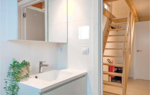 une cuisine blanche avec un évier et un escalier dans l'établissement Lovely Home In Lombardsijde With Kitchen, à Lombardsijde