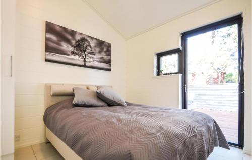 エーベルトフトにある6 Bedroom Gorgeous Home In Ebeltoftのベッドルーム1室(ベッド1台、大きな窓付)