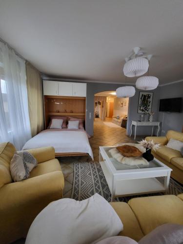 uma sala de estar com duas camas e um sofá em Countryside apartment em Volkenschwand