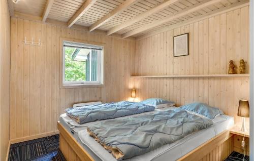 Rúm í herbergi á Nice Home In Nykbing Sj With 6 Bedrooms, Sauna And Wifi