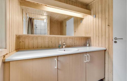 Baðherbergi á Nice Home In Nykbing Sj With 6 Bedrooms, Sauna And Wifi