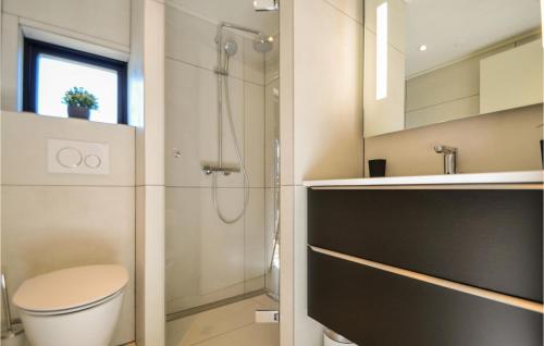 エーベルトフトにある6 Bedroom Gorgeous Home In Ebeltoftのバスルーム(シャワー、トイレ、シンク付)
