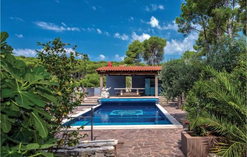 een zwembad in een tuin met een prieel bij 5 Bedroom Stunning Home In Milna in Milna