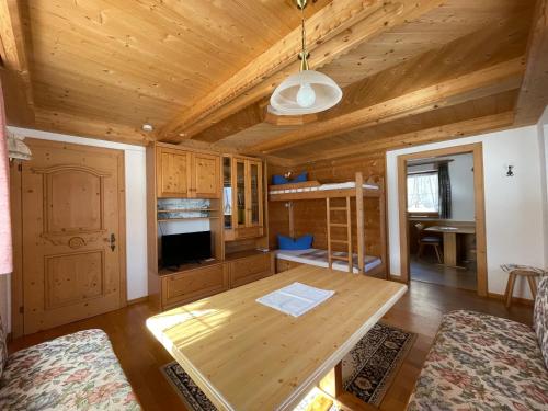 cocina con techo de madera y mesa de madera en Ferienhaus Reinhard Steiner, en Hinterbichl