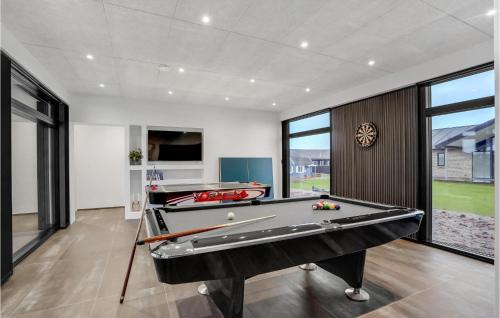 Meja biliard di Gorgeous Home In Thisted With Wifi