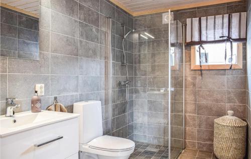 A bathroom at Beautiful Home In Vringsfoss With House A Panoramic View