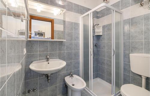 y baño con lavabo, aseo y ducha. en Cozy Apartment In Bibione With Outdoor Swimming Pool, en Bibione