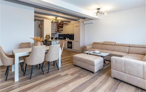 4 Bedroom Lovely Apartment In Medulin
