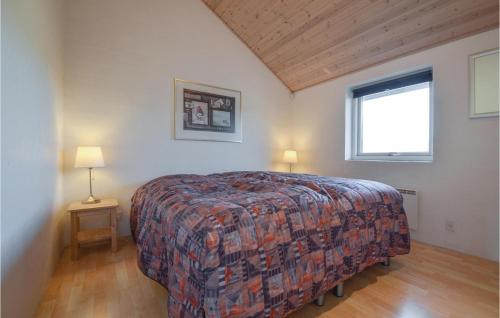 FemmøllerにあるAwesome Home In Ebeltoft With 3 Bedrooms, Sauna And Wifiのベッドルーム(ベッド1台、窓付)