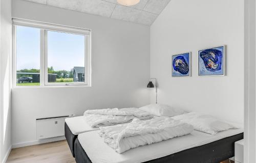 Habitación blanca con cama y ventana en Nice Home In Haderslev With 4 Bedrooms, Sauna And Wifi, en Årø