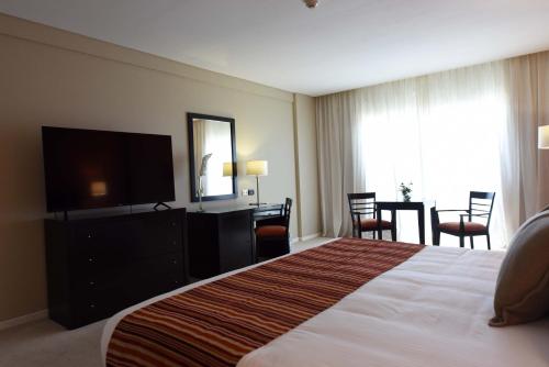 Katil atau katil-katil dalam bilik di Camberland Resort & Spa Ramallo