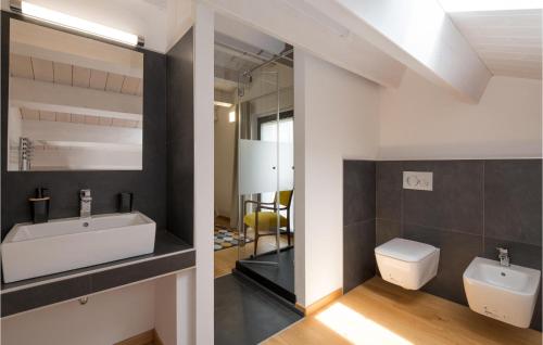 bagno con lavandino e servizi igienici di Lovely Home In Alviano With Kitchen ad Alviano