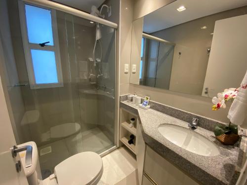 uma casa de banho com um WC, um lavatório e um chuveiro em Apartamento Breezes do Cumbuco - TÉRREO o famoso pé na areia em Cumbuco