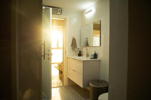 bagno con lavandino e servizi igienici in camera di Sea Resort a Hadera