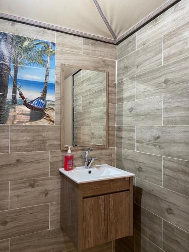 uma casa de banho com um lavatório e um espelho em Wadi Rum Khalid luxury camp em Wadi Rum