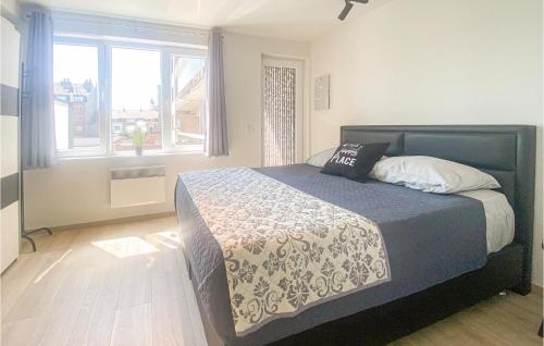 Schlafzimmer mit einem Bett und einem Fenster in der Unterkunft 1 Bedroom Lovely Apartment In Oostende in Ostende