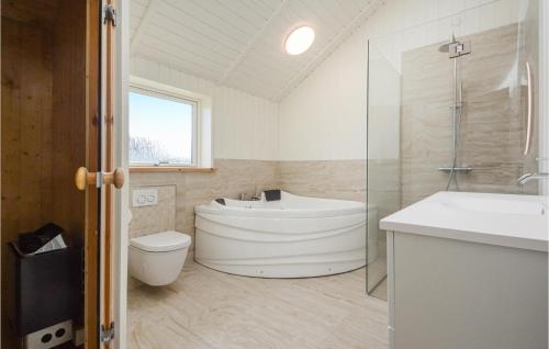 e bagno con vasca, servizi igienici e lavandino. di Lovely Home In Haderslev With Sauna a Haderslev