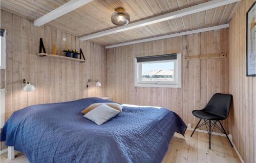 SaltumにあるAmazing Home In Saltum With 4 Bedrooms, Wifi And Indoor Swimming Poolのベッドルーム(青いベッド1台、椅子付)
