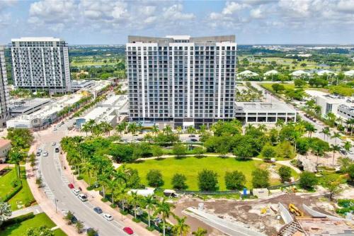 eine Luftansicht einer Stadt mit hohen Gebäuden in der Unterkunft APARTMENT FOR RENT 2 BED 2 BATH 1 Parking DOWNTOWN DORAL in Miami