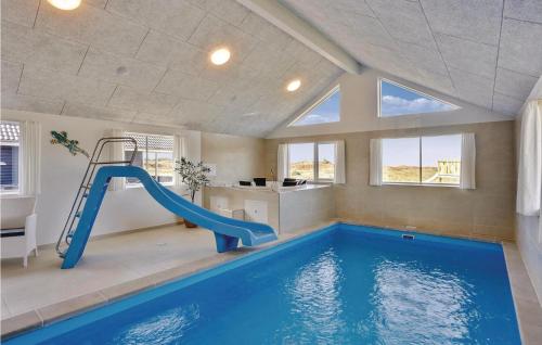 una piscina coperta con scivolo in una casa di 8 Bedroom Awesome Home In Thisted a Thisted