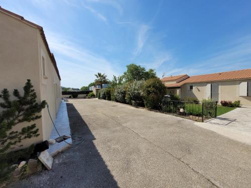 uma entrada de uma casa com uma casa em Mare Nostrum Coquet T2 à 10 minutes de la mer ! em Châteauneuf-lès-Martigues