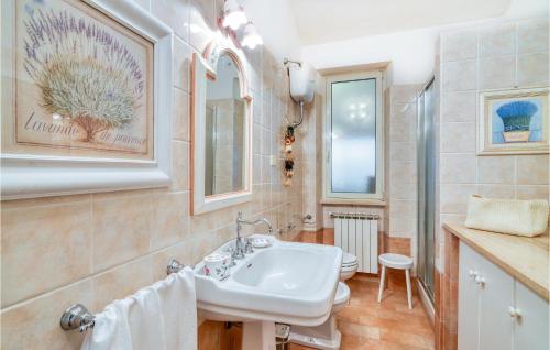 ein Bad mit einem Waschbecken und einem WC. in der Unterkunft 4 Bedroom Lovely Home In Montalto Di Castro in Montalto di Castro