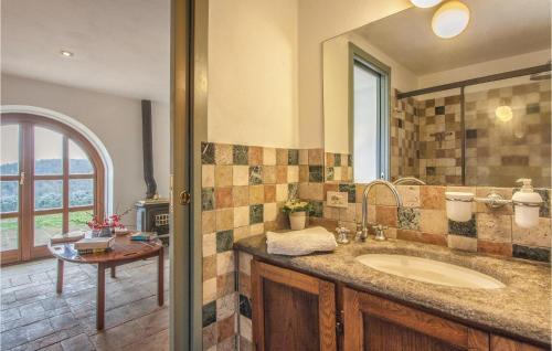 Castiglione in TeverinaにあるVilla Bellavistaのバスルーム(洗面台、鏡付)